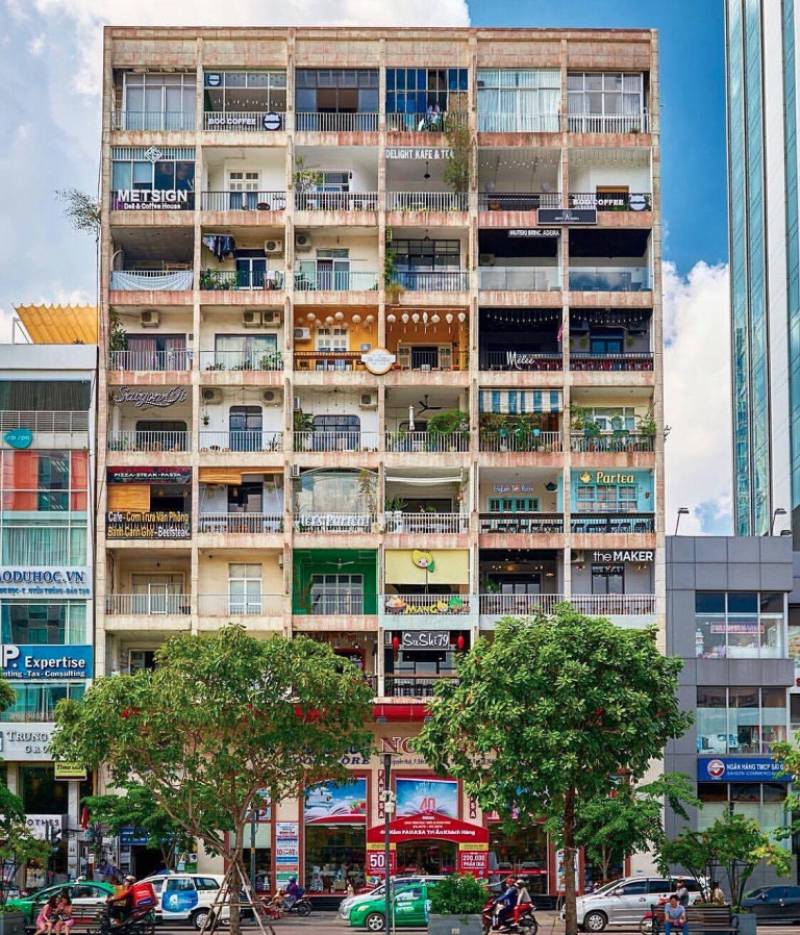 The building consists of 8 floors, mostly are cafes and fashion shops with balconies looking out on the Walking street