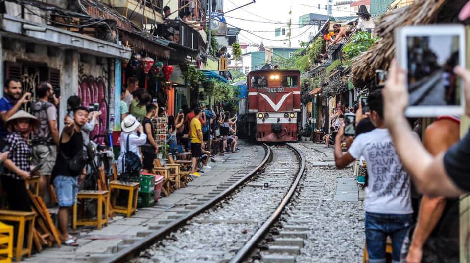 THE-UNIQUE-TRAIN-STREET-IN-HANOI-01