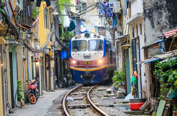 THE-UNIQUE-TRAIN-STREET-IN-HANOI-01