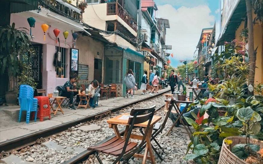 THE-UNIQUE-TRAIN-STREET-IN-HANOI-01