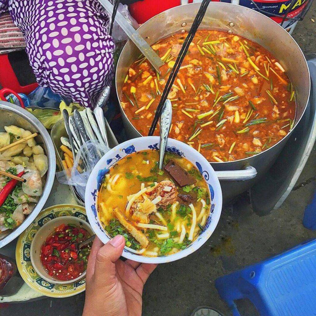 When going to Con market, besides preparing the money, a hungry stomach is also necessary if you do not want to regret