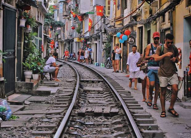 THE-UNIQUE-TRAIN-STREET-IN-HANOI-01