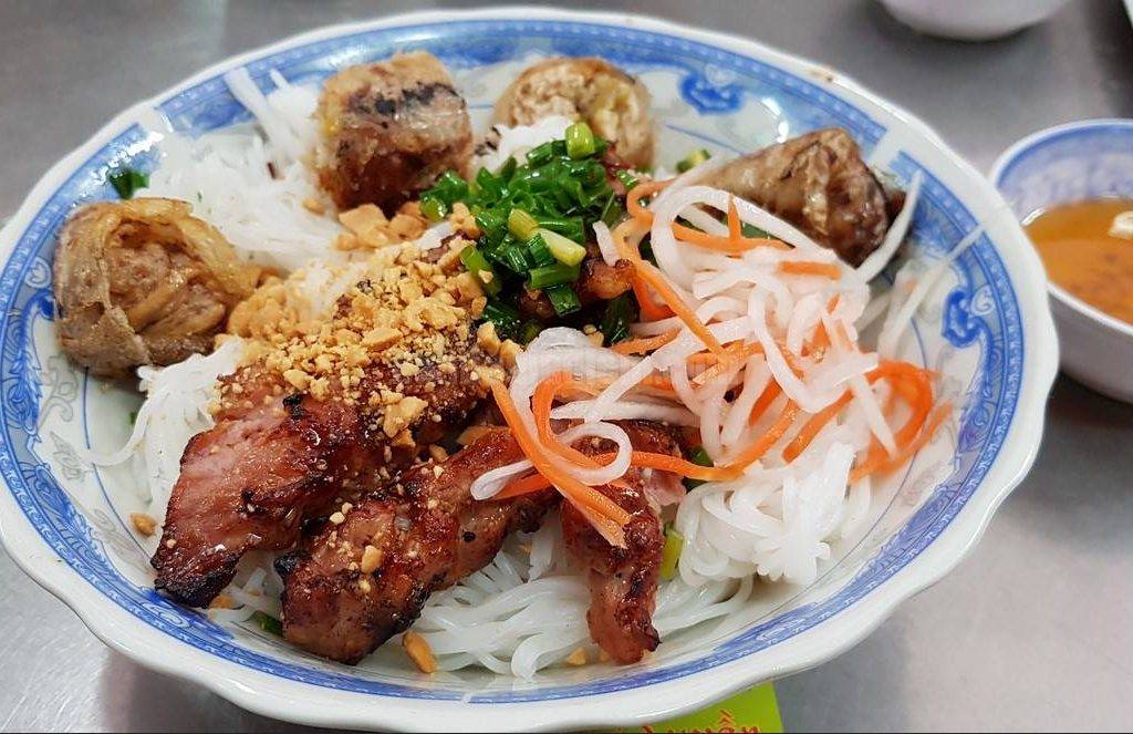 5-BEST-CULINARY-STREETS-IN-SAIGON3