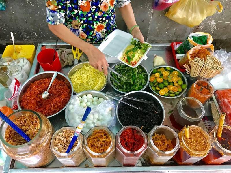 5-BEST-CULINARY-STREETS-IN-SAIGON5