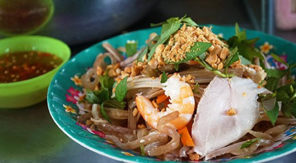 THE 14-YEAR LOTUS ROOT SALAD WITH SHRIMP STALL IN SAIGON