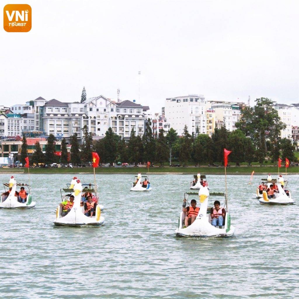 TUYEN-LAM-LAKE-DA-LAT-TRAVEL-EXPERIENCE3