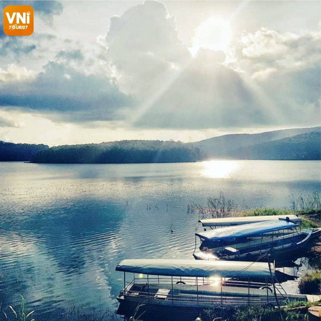 TUYEN-LAM-LAKE-DA-LAT-TRAVEL-EXPERIENCE2