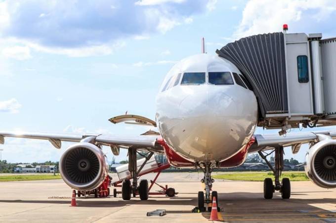 PASSENGERS-HAVE-TO-BOARD-A-PLANE-ON-THE-LEFT-01