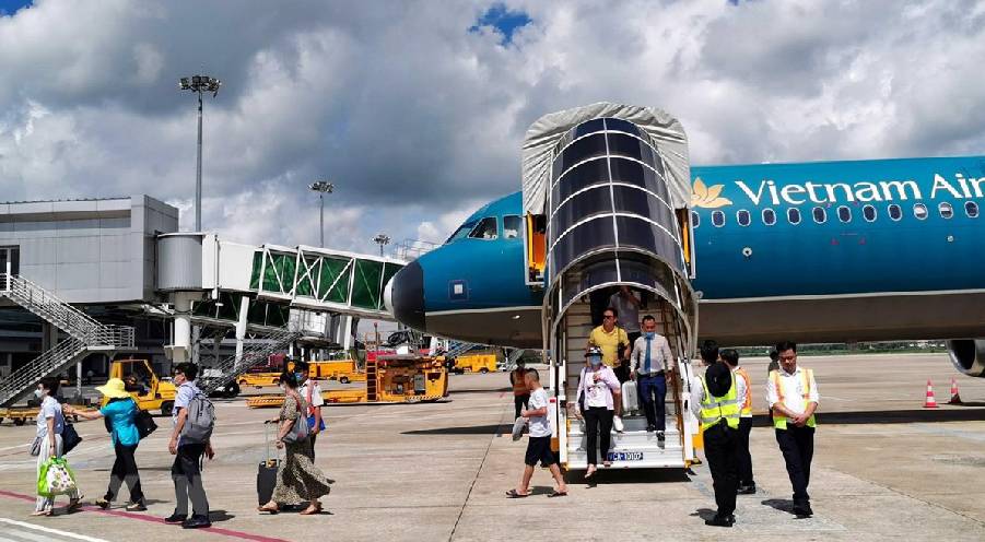 WHY DO PASSENGERS HAVE TO BOARD A PLANE ON THE LEFT?