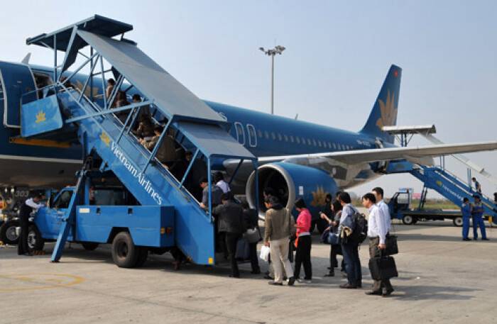 PASSENGERS-HAVE-TO-BOARD-A-PLANE-ON-THE-LEFT-01