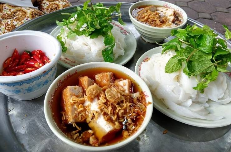 STEAMED RICE ROLLS: BA HOANH IN HANOI - VNIFOOD.COM