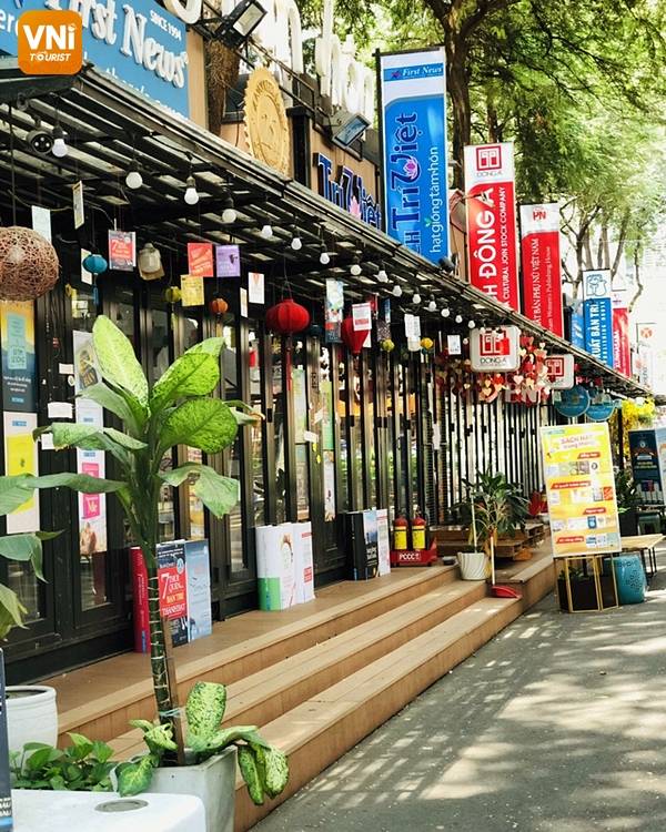 THE INTERESTING BOOK STREET IN THE MIDDLE OF SAIGON-1