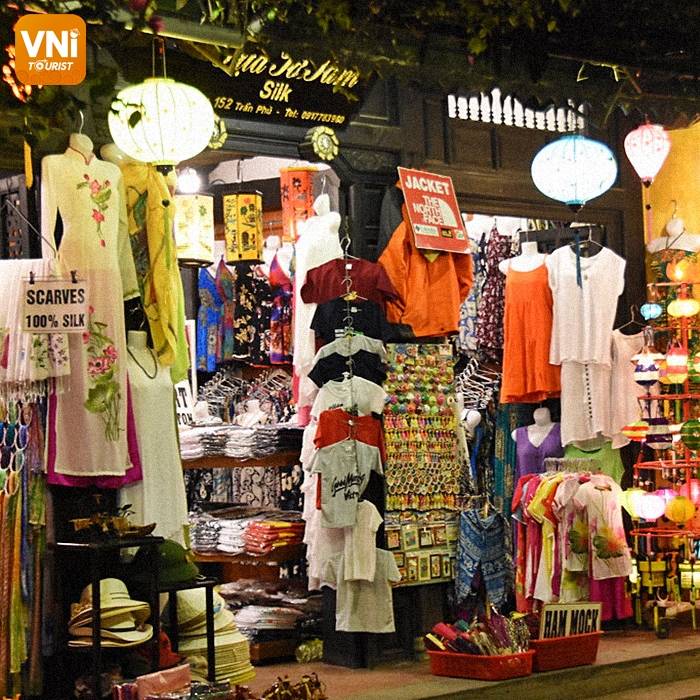 EXPLORE NGUYEN HOANG NIGHT MARKET - THE BUSIEST NIGHT MARKET IN HOI AN ANCIENT TOWN-3