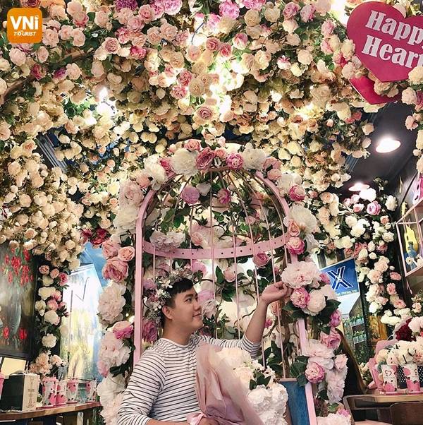 FIVE PINK SAIGON COFFEE SHOPS FOR “GIRLY TEAM”-1