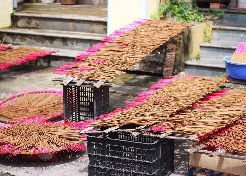 700-YEAR-INCENSE-MAKING-VILLAGE-IN-HUE-01