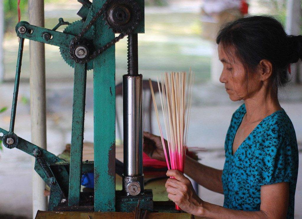 700-YEAR-INCENSE-MAKING-VILLAGE-IN-HUE-01