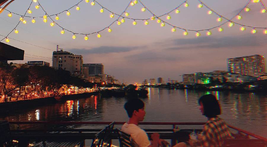 The floating Saigon cafe away from stuffy city space