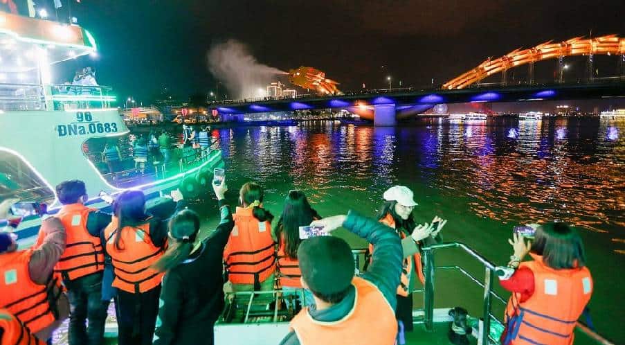 Han River Cruise, floating to admire Danang by night